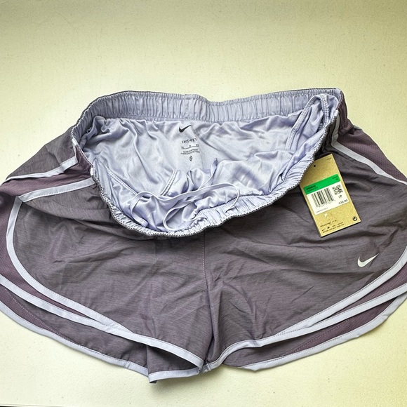 Nike Women’s Gym Running Shorts Dri Fit Tempo XL Lavender NWT - Picture 4 of 10